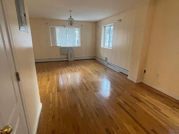 4th image of 1047 E 226th St