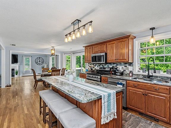 3rd image of 72 Heritage Rd