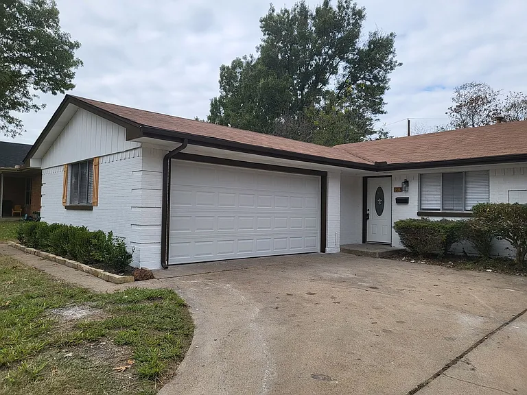 1213 Carroll Dr — Photo 2