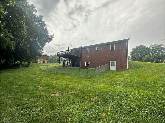 3rd image of 136 Wagoner Dr