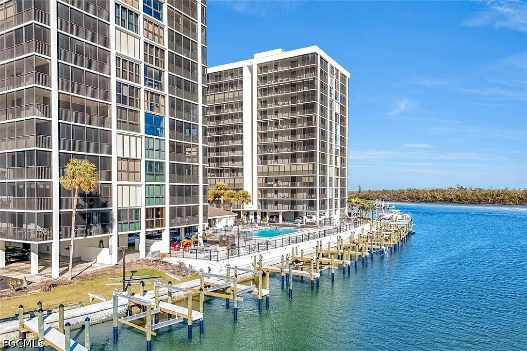 2 bed, 2.0 bath, 1345 sqft, $8,500 — Photo 2