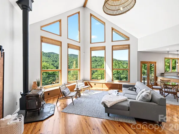 9 Bees Mountain Dr, Asheville, NC 28804