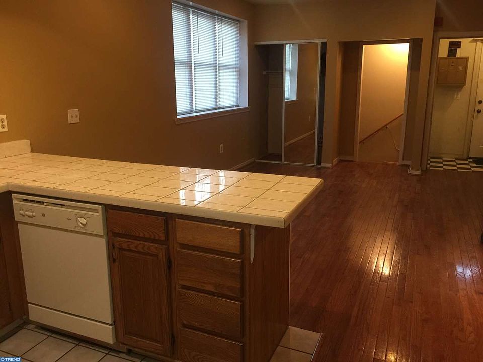 2nd image of 631 S 11th St
