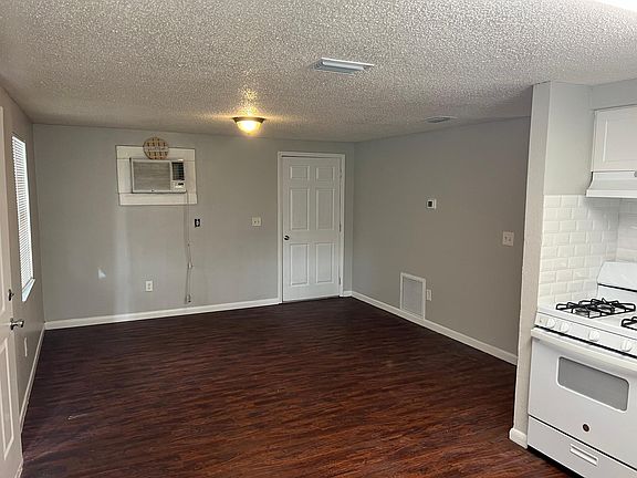 4th image of 808 W Warren St