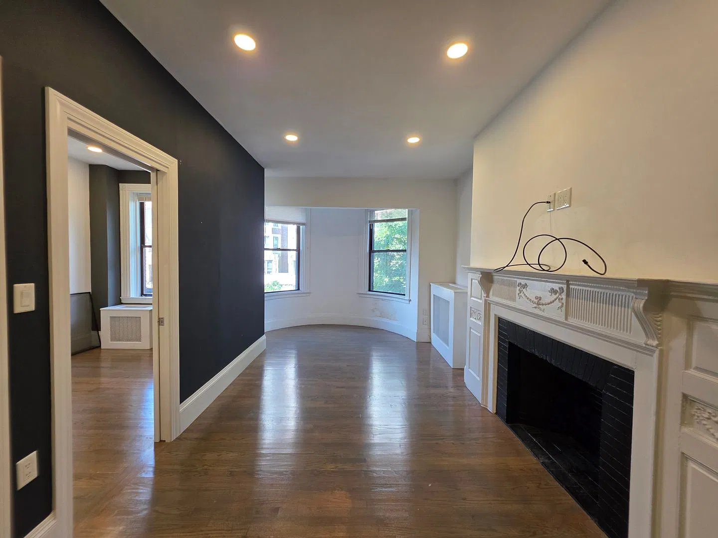No Brokers Fee, No Security Deposit, In-Unit Washer and Dryer, Heat, Hot Water Included, — Photo 1