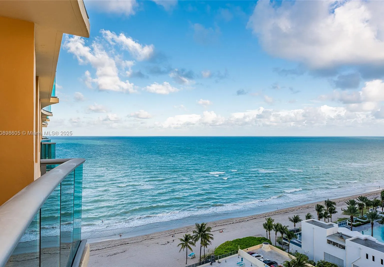 Wave Condo — Photo 1