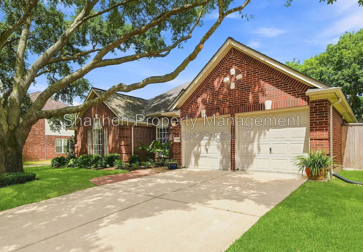 3 bed, 2.0 bath, 2058 sqft, $2,100 — Photo 2
