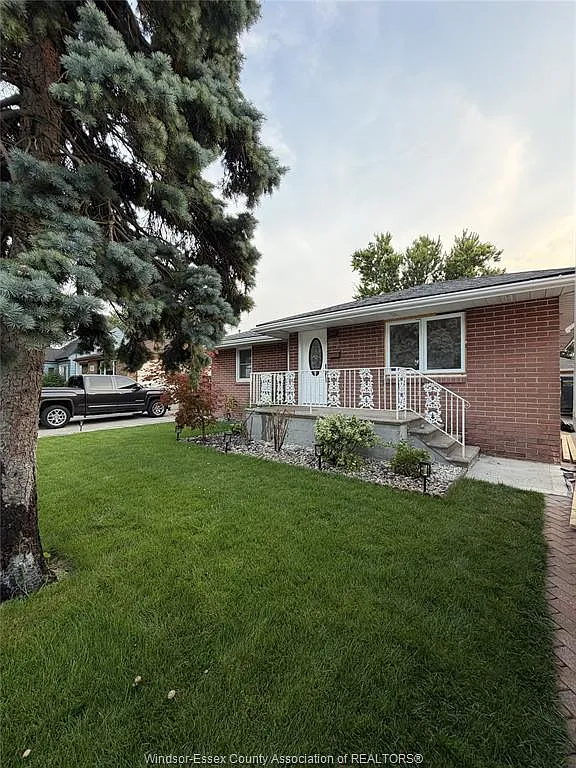 3 bed, $2,400 — Photo 1