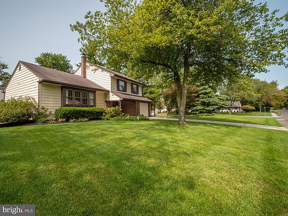 4th image of 834 Doncaster Dr