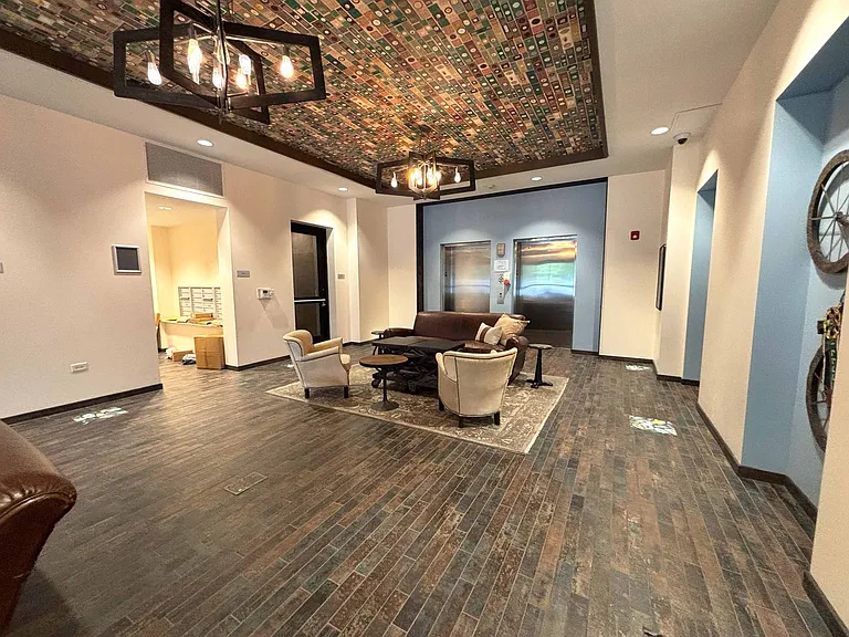Gorgeous Historical Apartments Near Beach in East Rogers Park — Photo 33