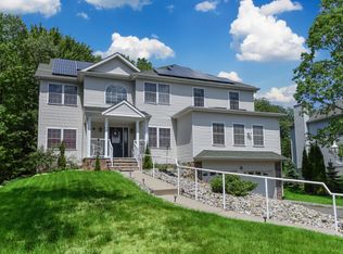 27 Swan Ln, Lake Hopatcong, NJ 07849