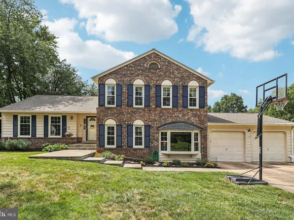 2237 Loch Lomond Dr, Vienna, VA 22181