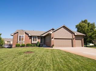 1059 N Old Trail Cir, Valley Center, KS 67147