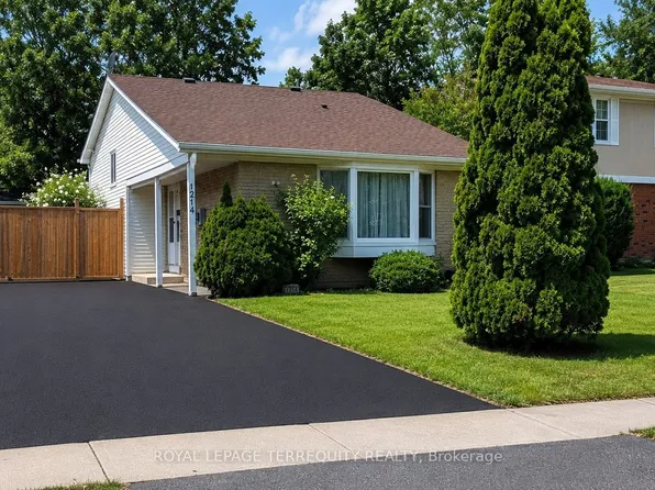 1214 Trowbridge Dr, Oshawa, ON L1G 7H2