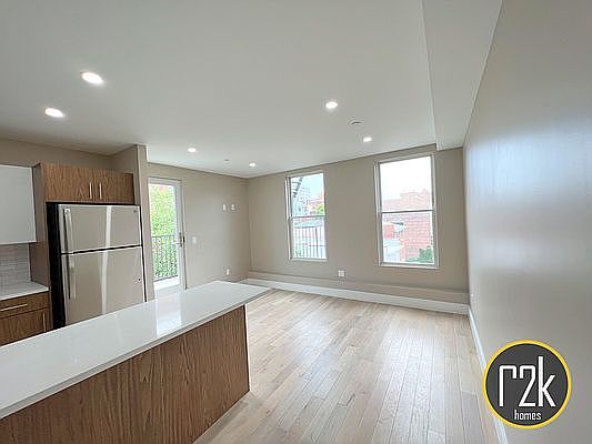 2nd image of 26-20 Hoyt Ave S #4R