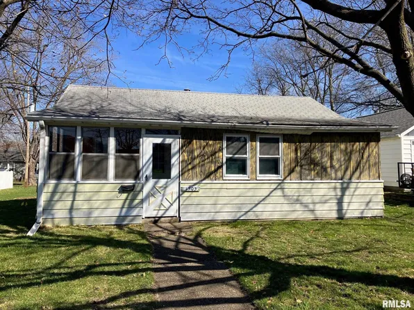 1305 Charlotte St, Pekin, IL 61554