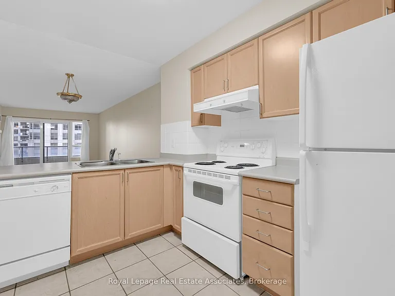 25 Kingsbridge Garden Cir #622 — Photo 4