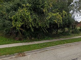 122 S Pershing Ave, Mundelein, IL 60060