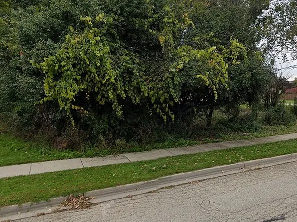 122 S Pershing Ave, Mundelein, IL 60060