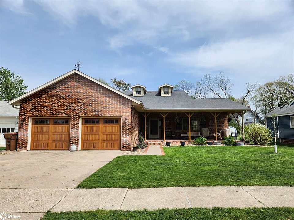 1526 Main St, Grinnell, IA 50112 Zillow