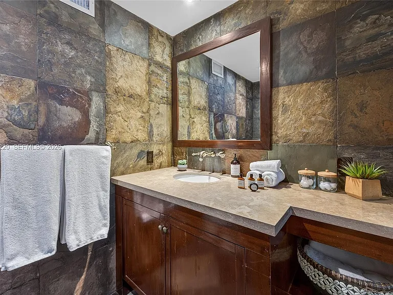 14 W San Marino Dr — Photo 42
