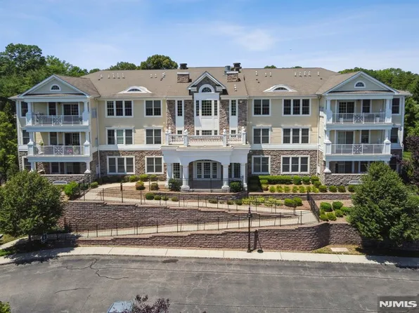 901 Four Seasons Ln, Woodcliff Lake, NJ 07677