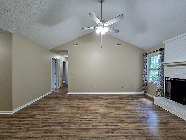1520 Crowndale Dr — Photo 6