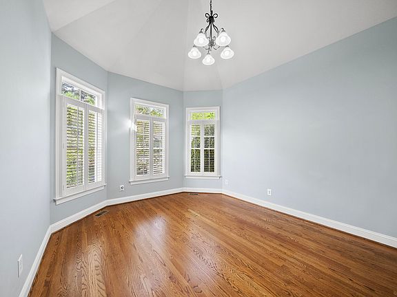 5th image of 202 Maywood Way