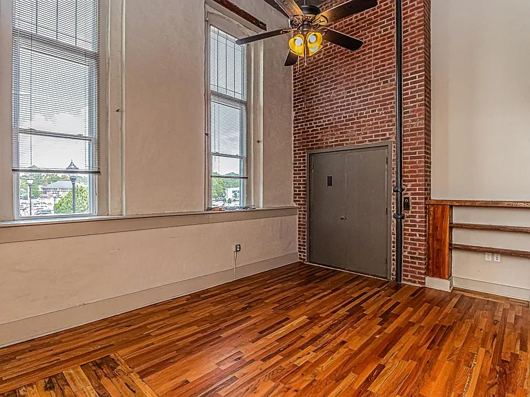 215 Nash St E — Photo 14