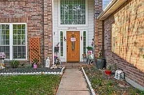 4 bed, 2.5 bath, 2538 sqft, $2,400 — Photo 2