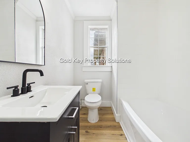 2420 Jackson St — Photo 11