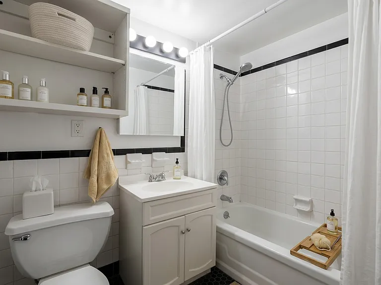 118 E 4th St #11 — Photo 6