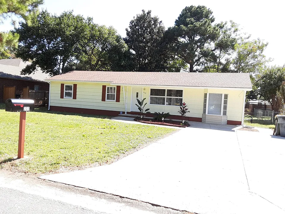 222 Moriarty St NW