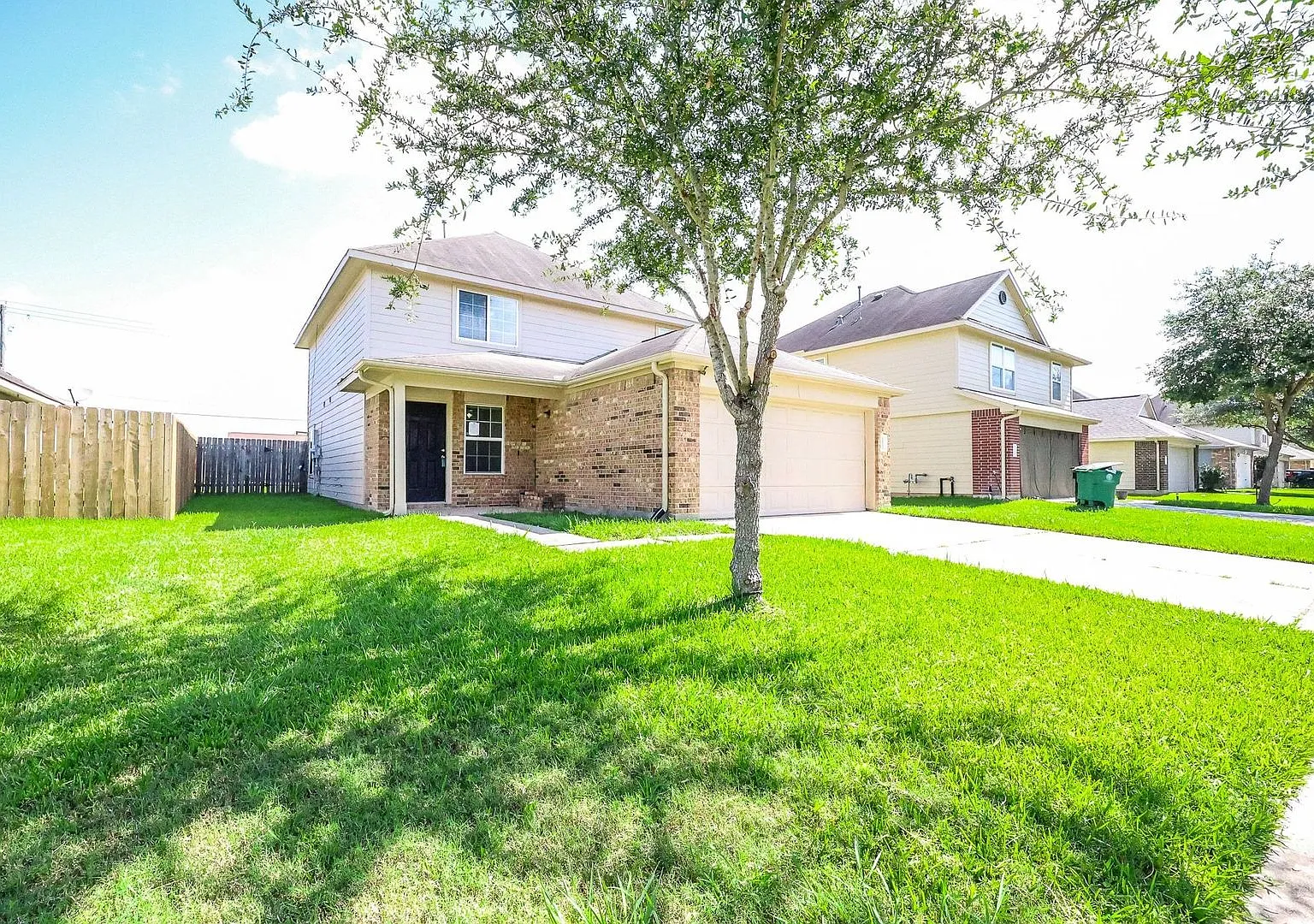 Elegant Living with 4 Bedrooms and 2.5 Baths in Houston, TX — Photo 2