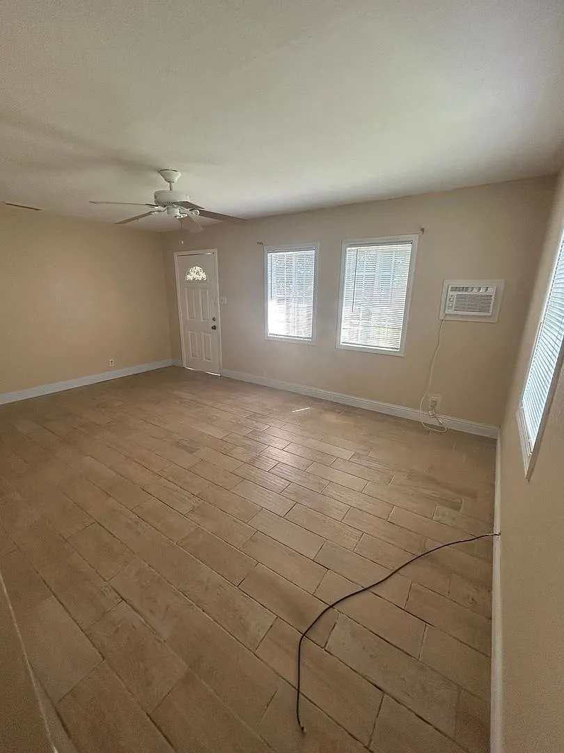 Charming 2 bedroom in the Heart of Armona — Photo 3