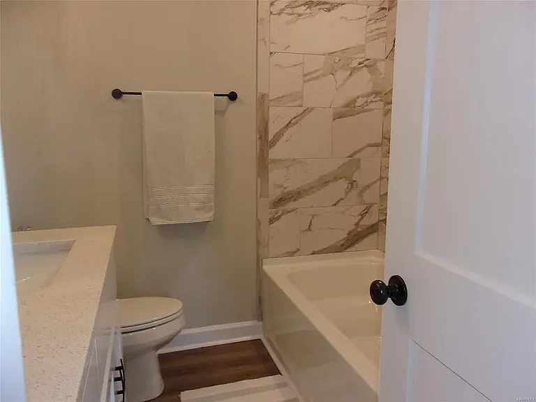 1102 Brooks Cir — Photo 16