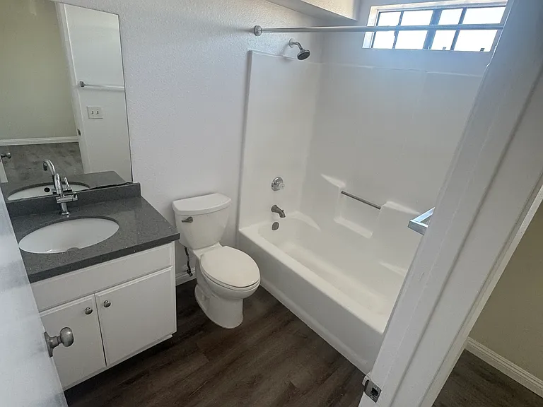 1129 Irving Ave #9 — Photo 5
