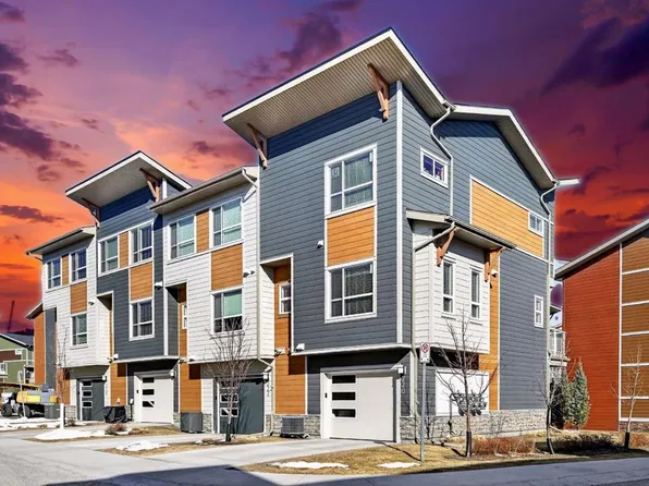 220 Harvest Grove Walk E, Calgary, AB T3K 2P3