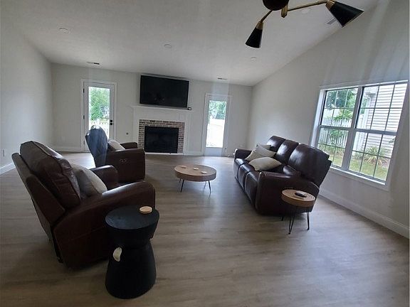 4th image of 742 Shady Hollow Ln