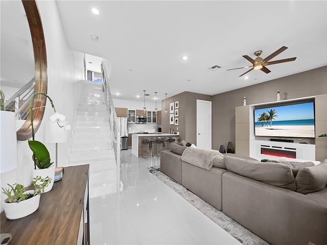 1st image of 1025 NE 18th Ave #102