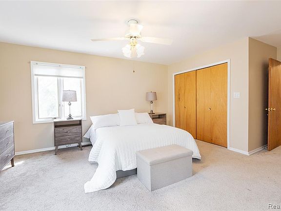 5th image of 34006 Hampshire St