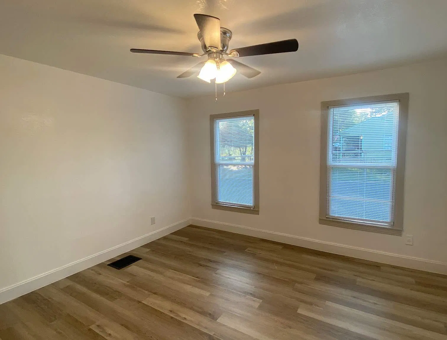 3 bed, 1.0 bath, 1377 sqft, $1,142 — Photo 4