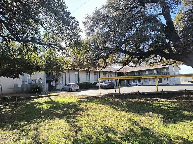 Robinson Manor Apartments — Photo 7