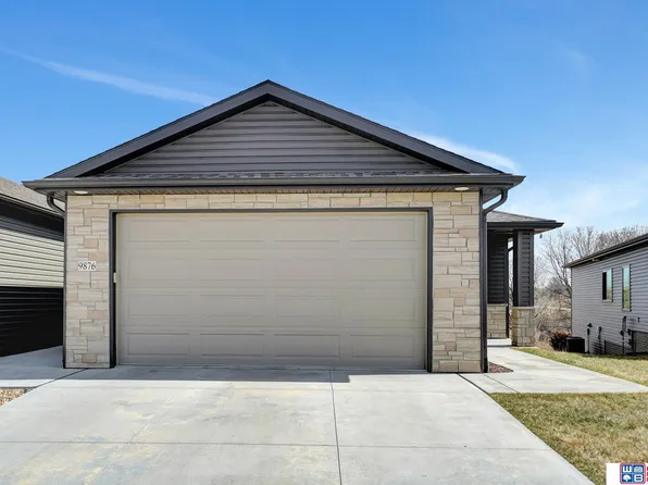 9876 Del Rio Dr, Lincoln, NE 68516