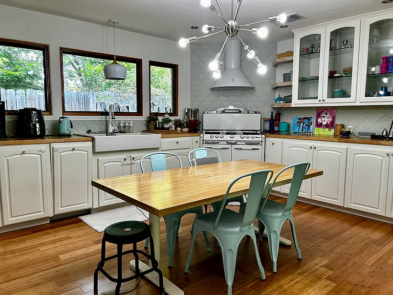 3203 Loyola Ln — Photo 6