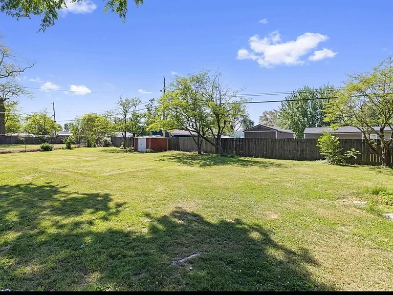 2910 Ridgewood St — Photo 2
