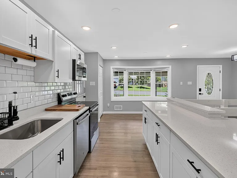 4752 Carterwood Dr — Photo 3