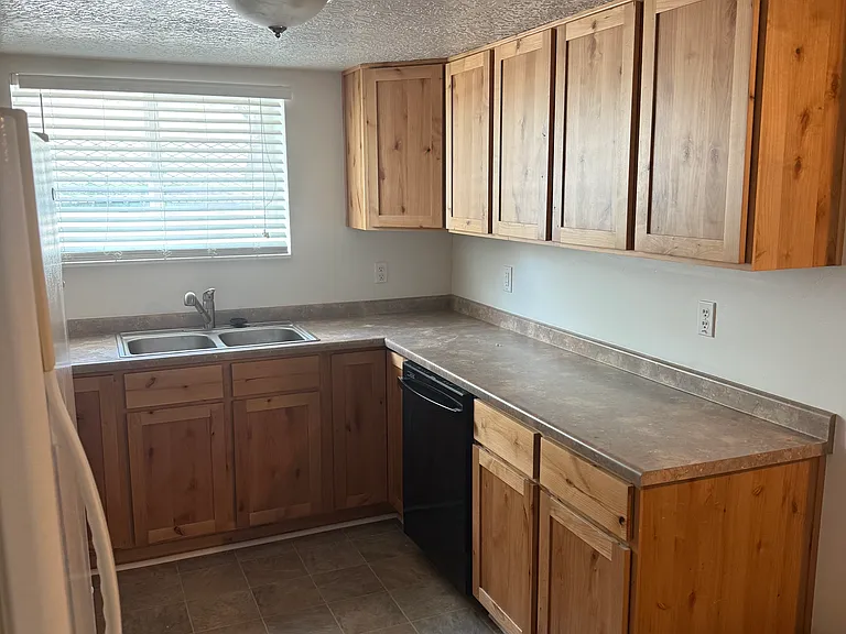 6478 S 2200 W — Photo 4