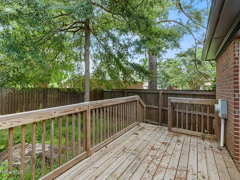 605 Winchester Rd — Photo 29