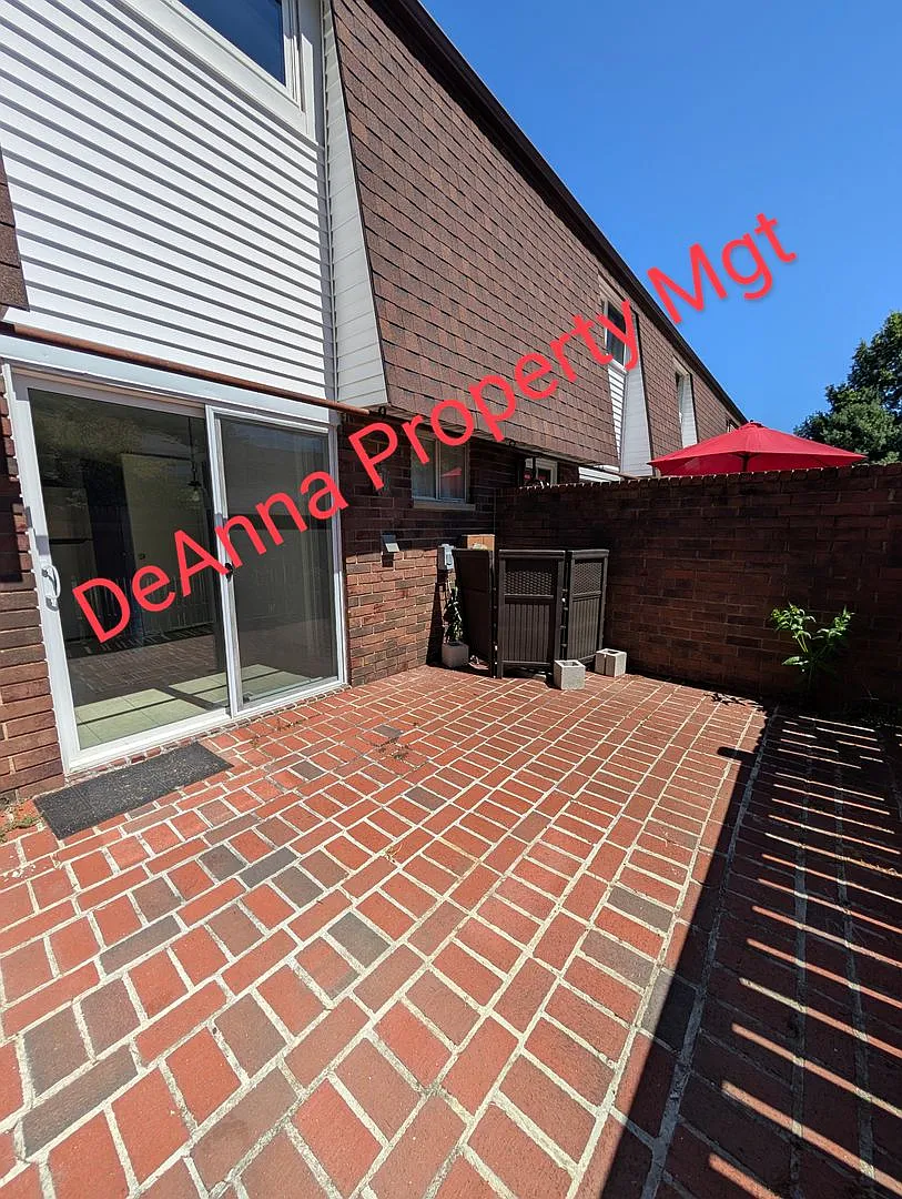 Avon -Townhouse 2 bedrooms 1.5 Baths — Photo 2